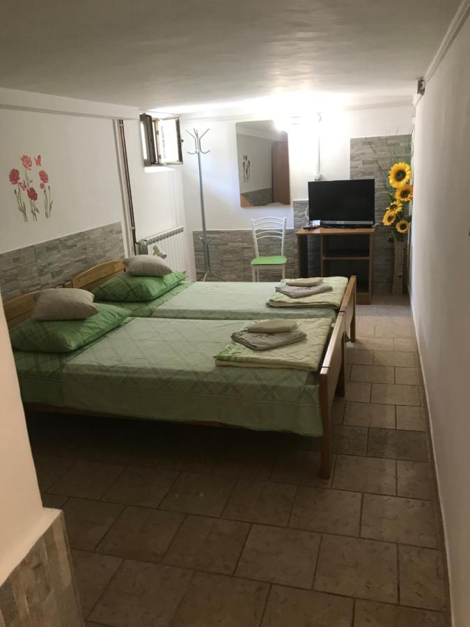 Apartmani Luiza Cres Exterior photo